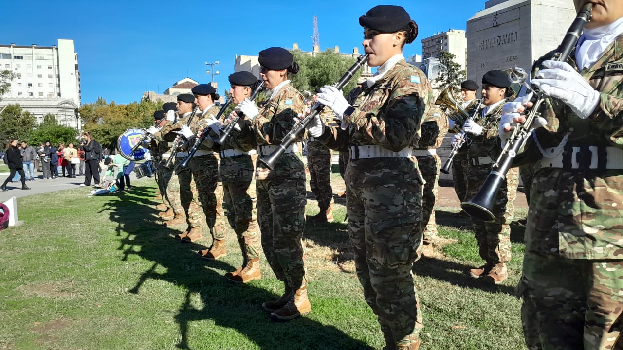 El Himno Nacional Argentino fue interpretado por la Banda Militar en la plaza Rivadavia