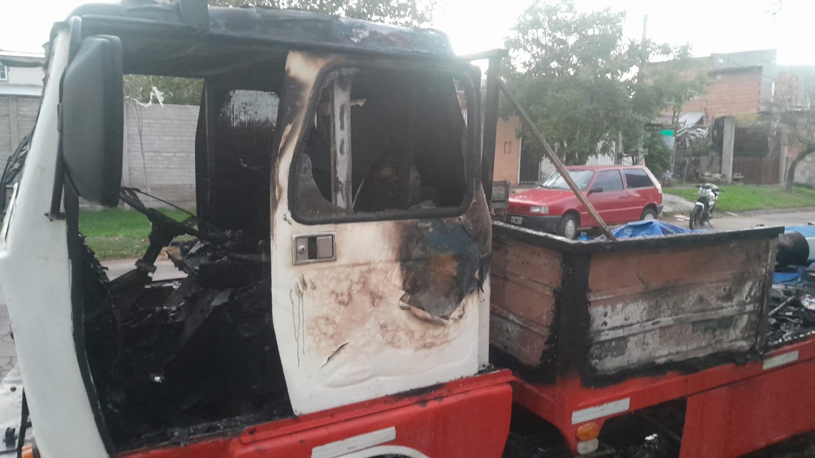 Una mujer denunció que le prendieron fuego el camión de su padre
