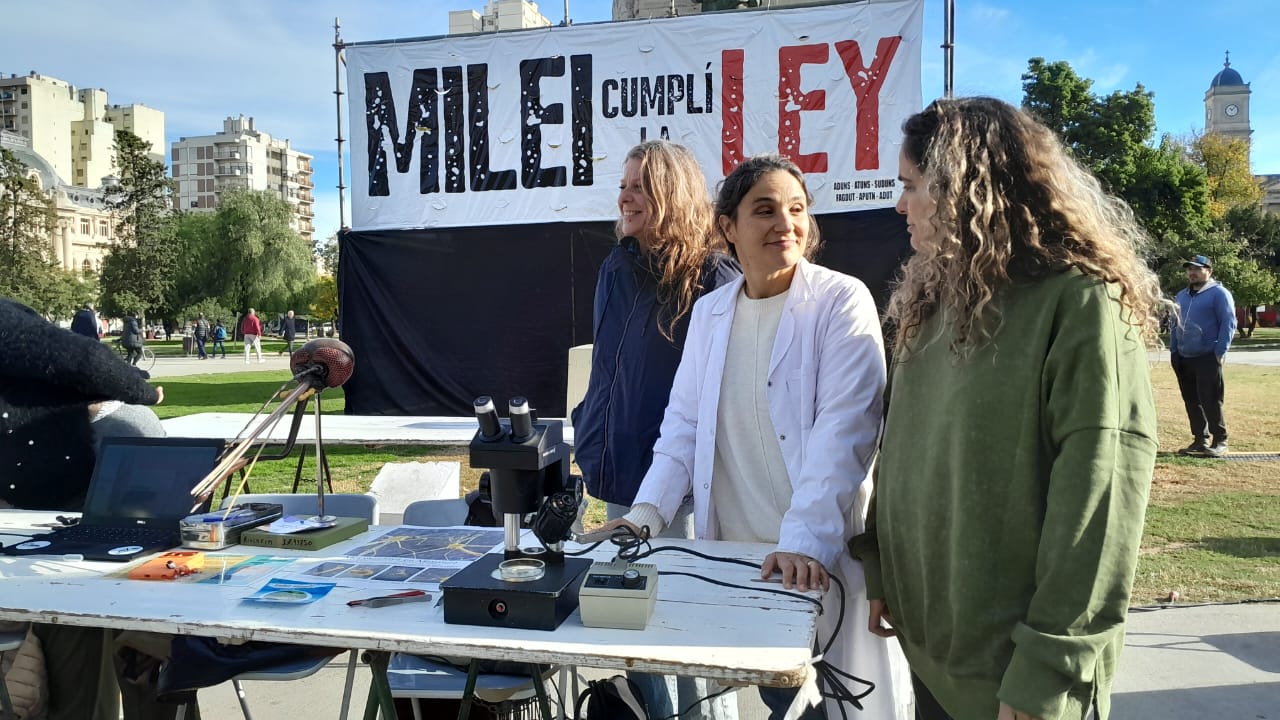 Clase pública en la plaza Rivadavia