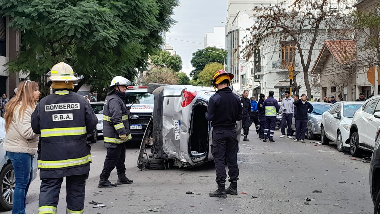 Caos pleno centro: Un hombre se descompensó y terminó en un choque en cadena de 7 autos