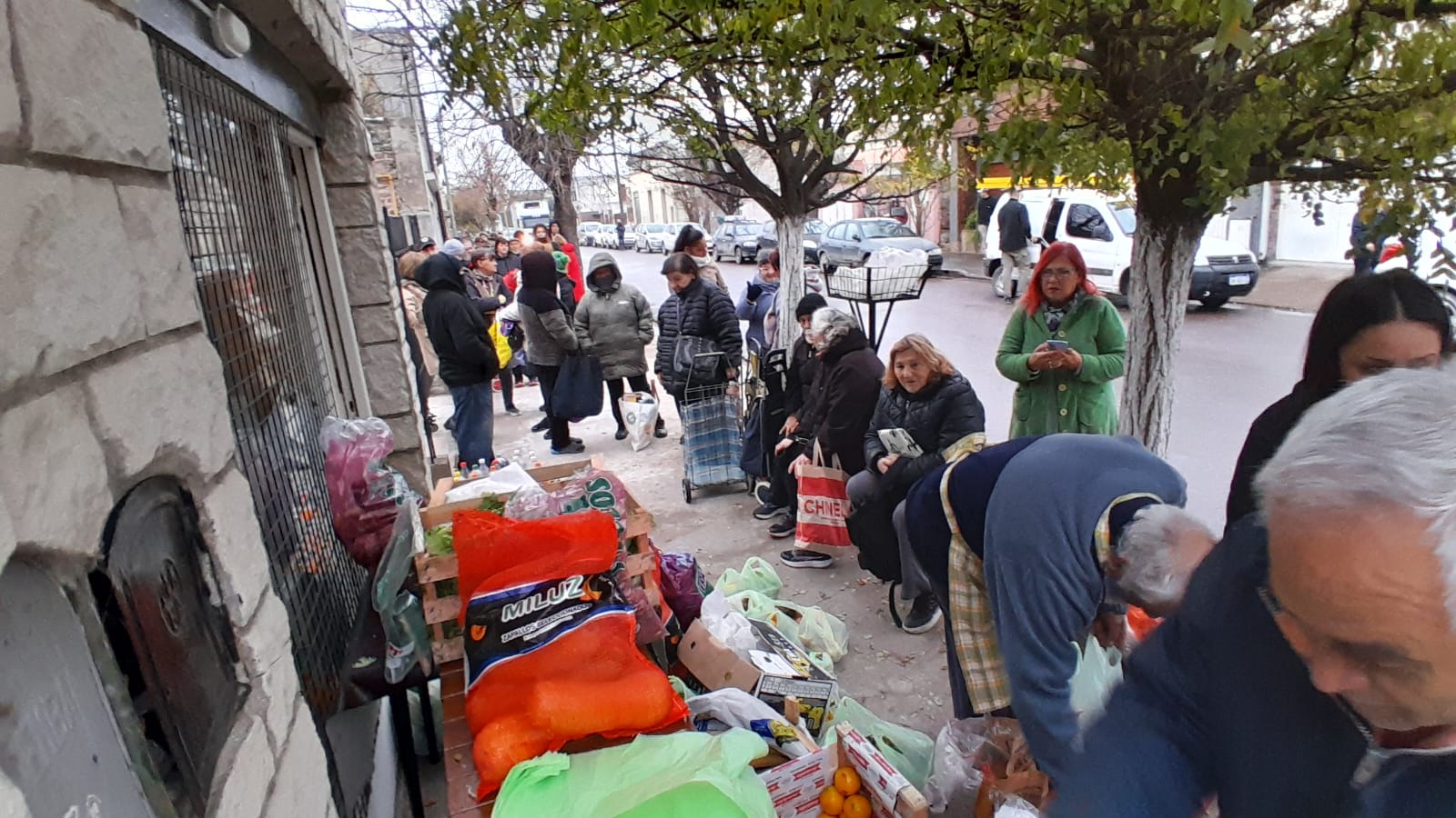 Las Canas no se Manchan entregó alimentos para los jubilados y jubiladas