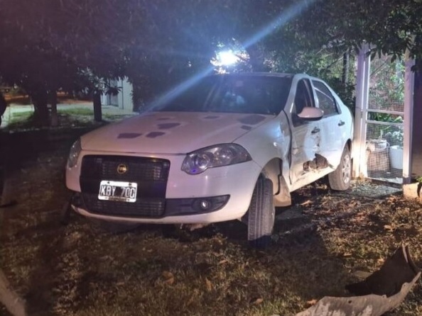 Choque entre dos autos: conductor trasladado al hospital por fractura en el brazo