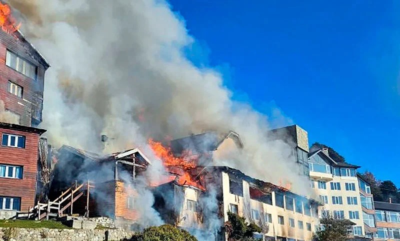 Se incendió un histórico hotel en Bariloche
