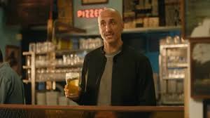 Manu en la publicidad de Quilmes: asombroso único intento para meter el maní en el vaso