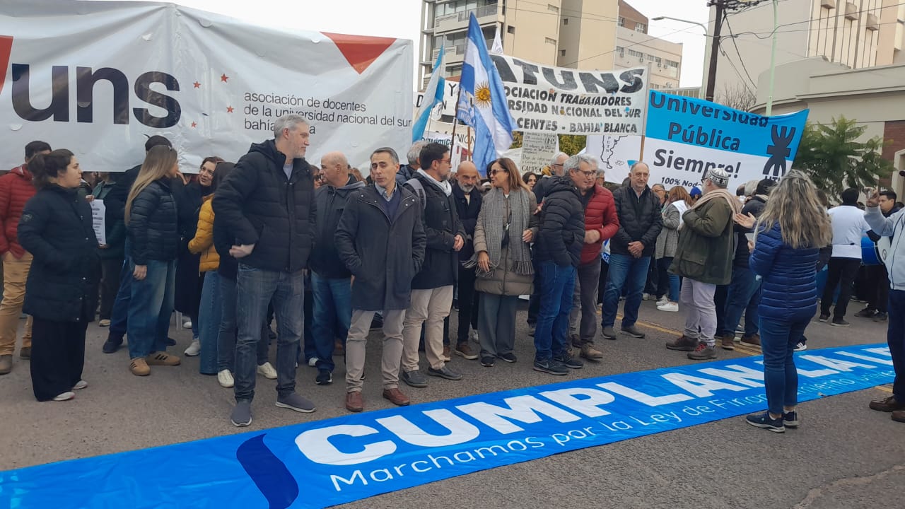 Masiva marcha en Bahía Blanca para reclamar por el financiamiento de las universidades