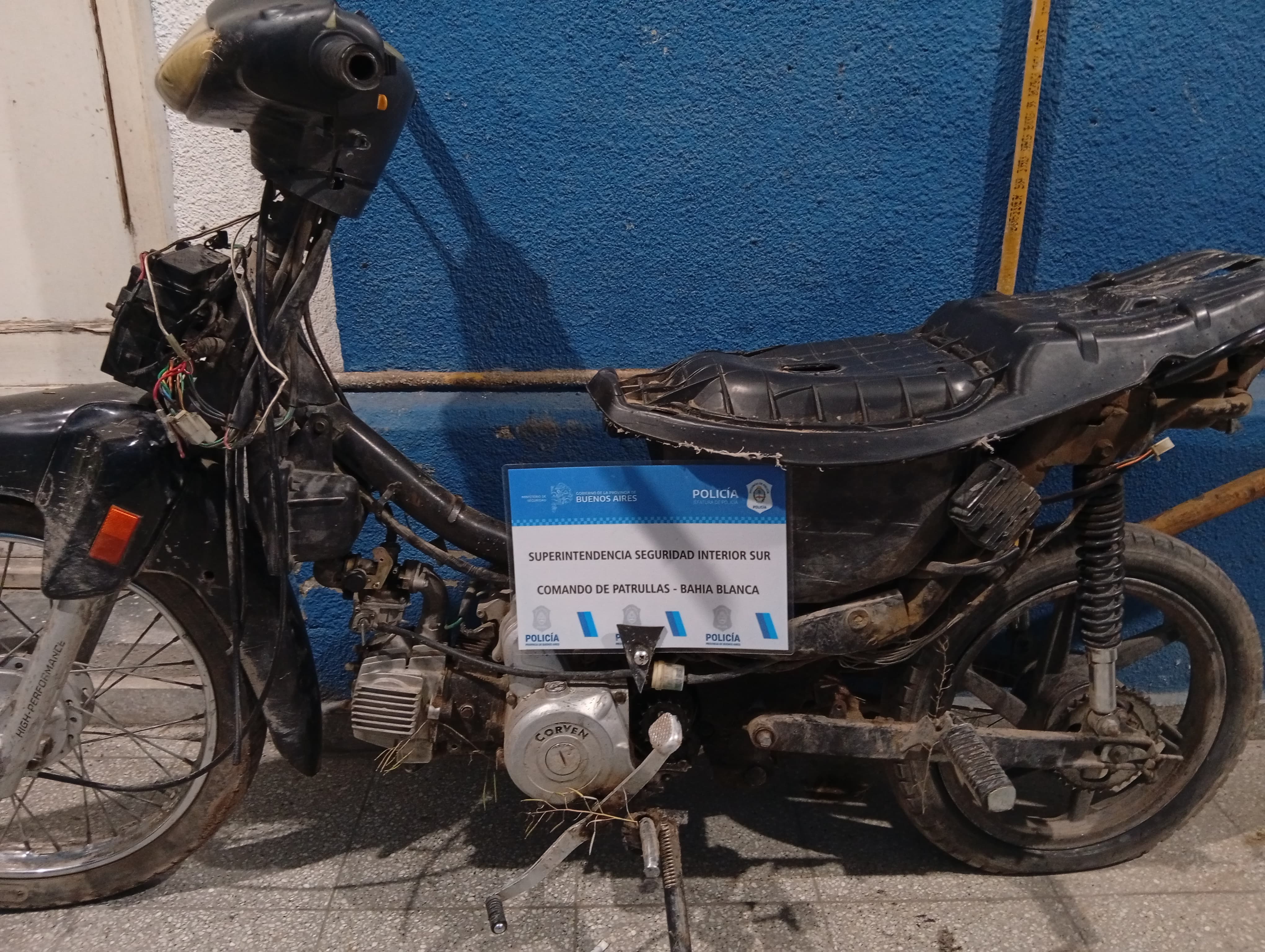 Detuvieron a dos jóvenes con una moto robada