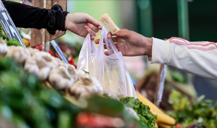 Una familia tipo necesita $1.469.768 por mes para no ser pobre