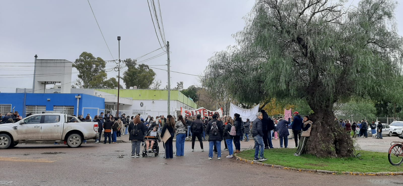 Familias de la Escuela Especial 509 realizaron un abrazo simbólico reclamando cargos docentes