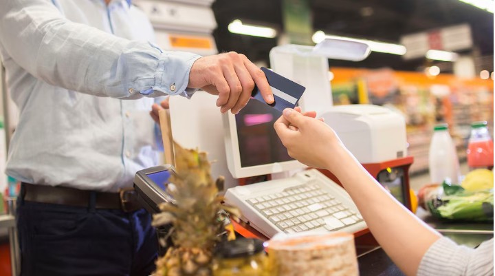El consumo masivo se estabilizó en mayo, pero acumula una baja de 3% en lo que va de 2026