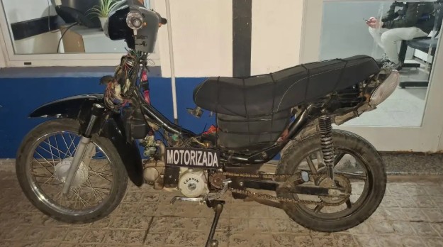 Circulaba sin patente y haciendo maniobras peligrosas en su moto y fue aprehendida