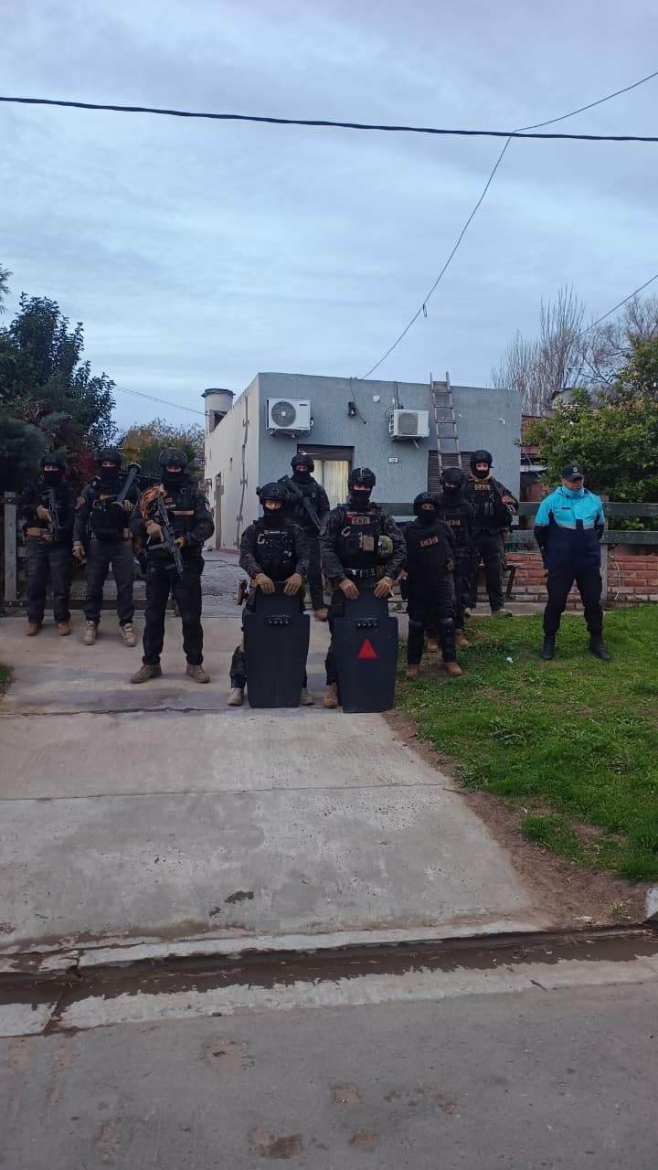 Detuvieron a un hombre y secuestraron varias armas tras una violenta pelea vecinal en Miramar