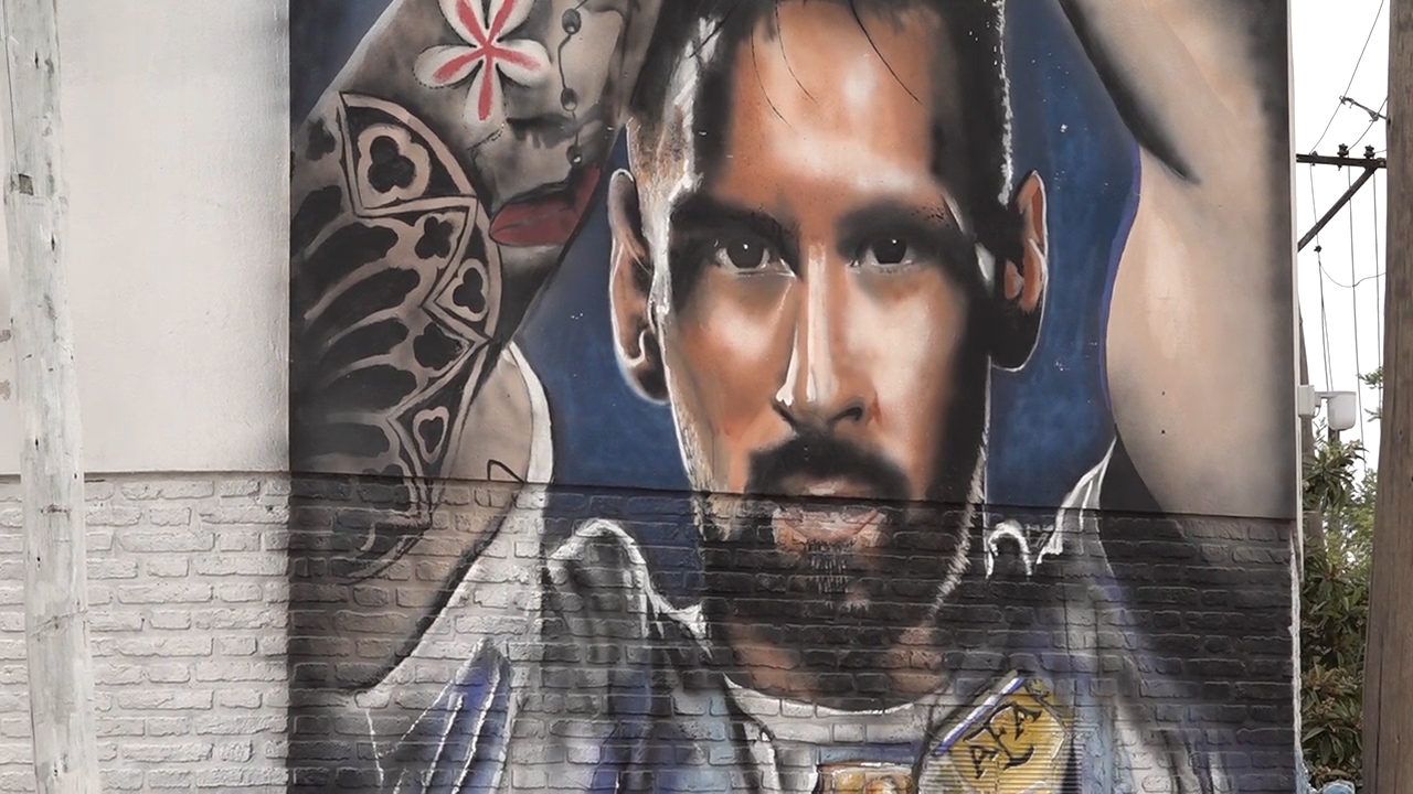 Un mural de Lionel Messi se suma al paisaje urbano de Bahía Blanca