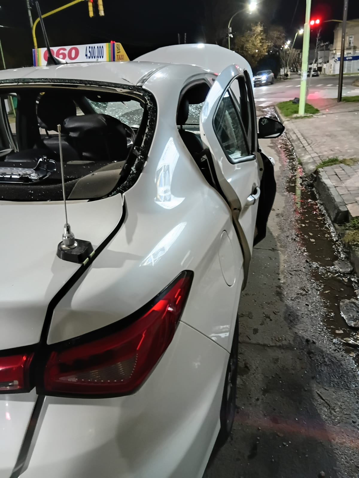 Un auto explotó en Av.Napostá y Brandsen