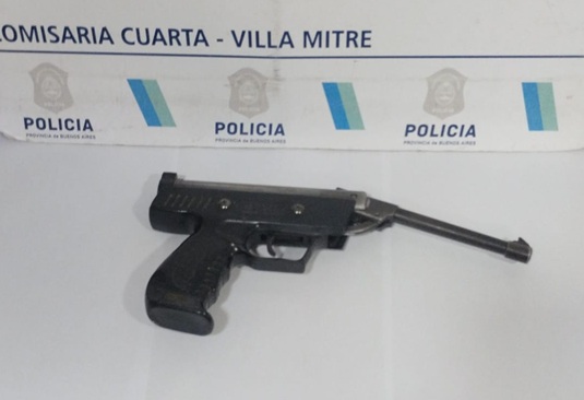 Dos menores y un hombre en silla de ruedas robaron una moto y fueron atrapados