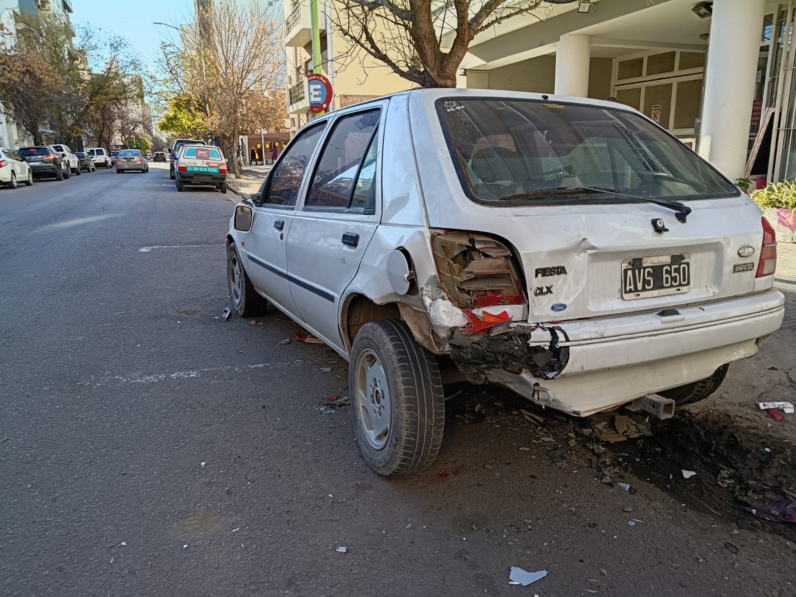 Manejaba alcoholizada, perdió el control y chocó autos estacionados