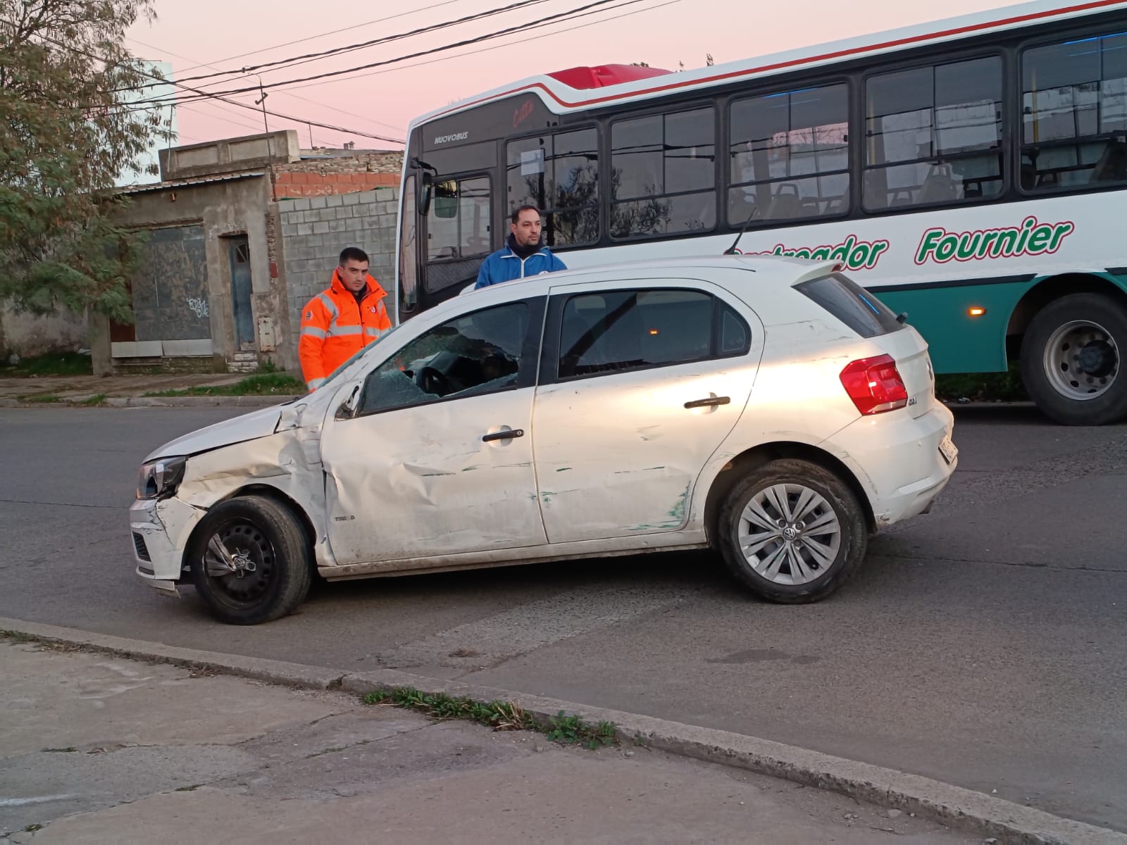 Un colectivo no frenó y terminó impactando a un auto en Charlone y Avellaneda