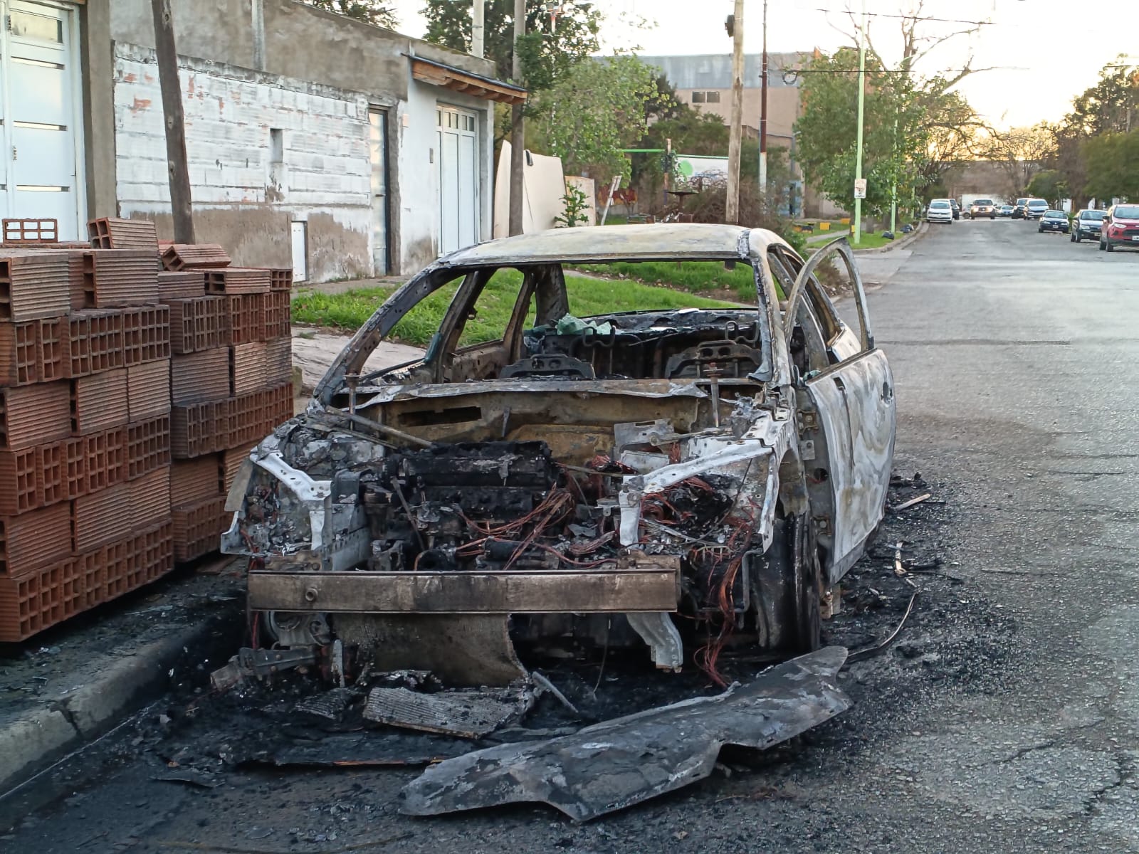 Un auto se prendió fuego en España al 1300