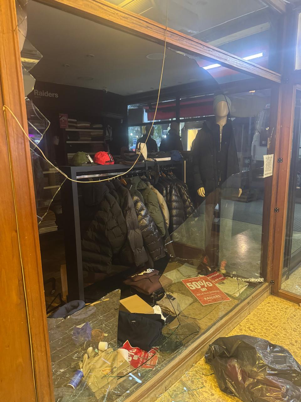 Rompió el vidrio de un comercio y se llevó mercadería
