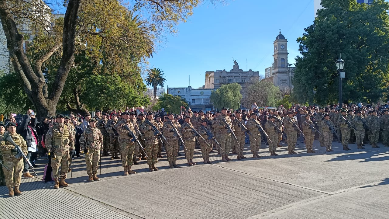 Se realizó el acto oficial de Promesa y Jura a la Bandera en la Plaza Rivadavia