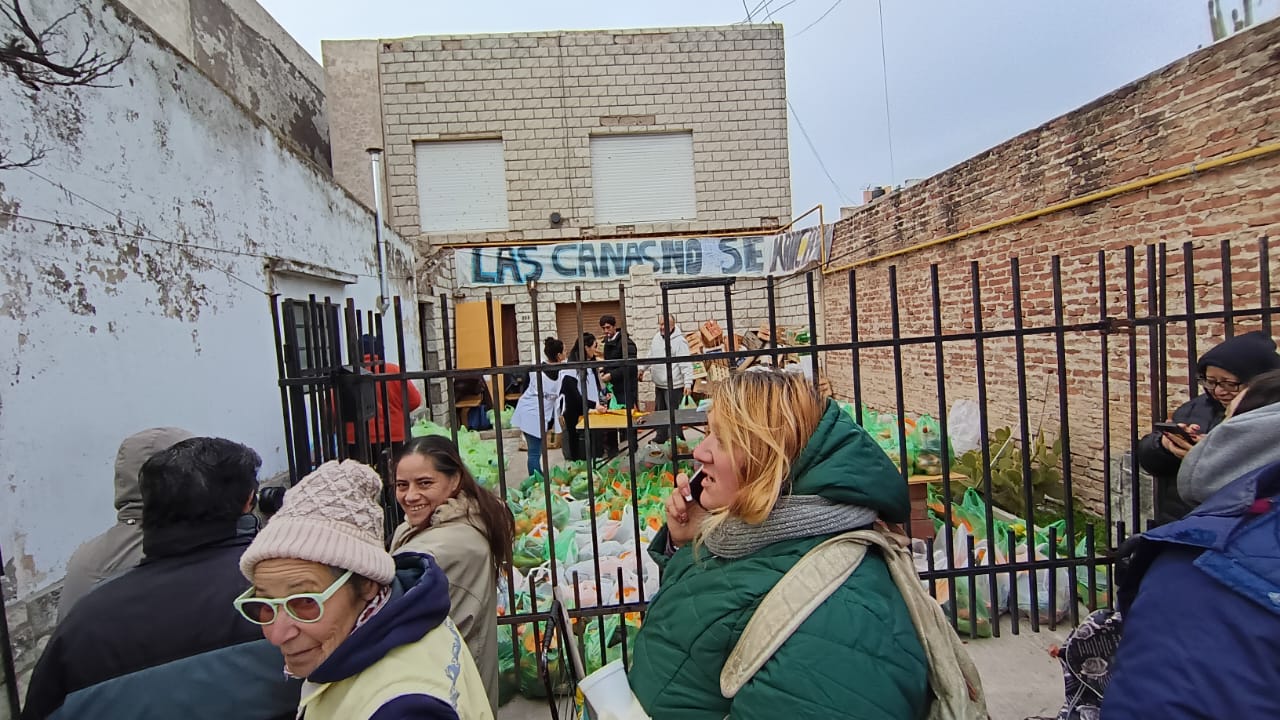 Las canas no se manchan realizan una nueva entrega de alimentos para jubilados y jubiladas