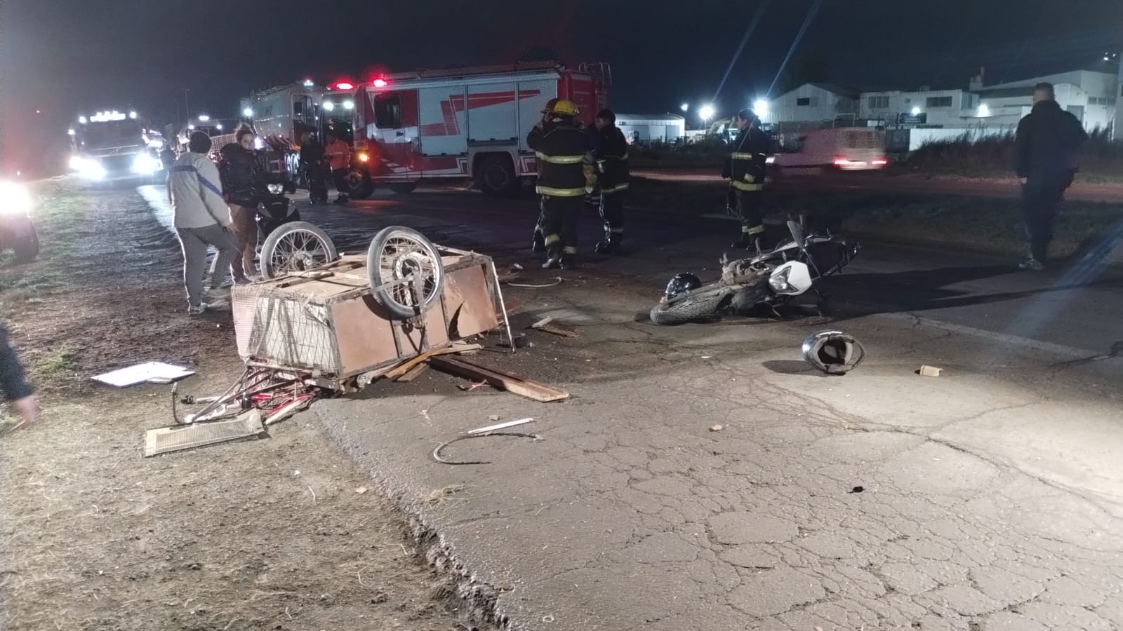 Circulaba en una moto con carro, sin luces y fue embestido por otro rodado