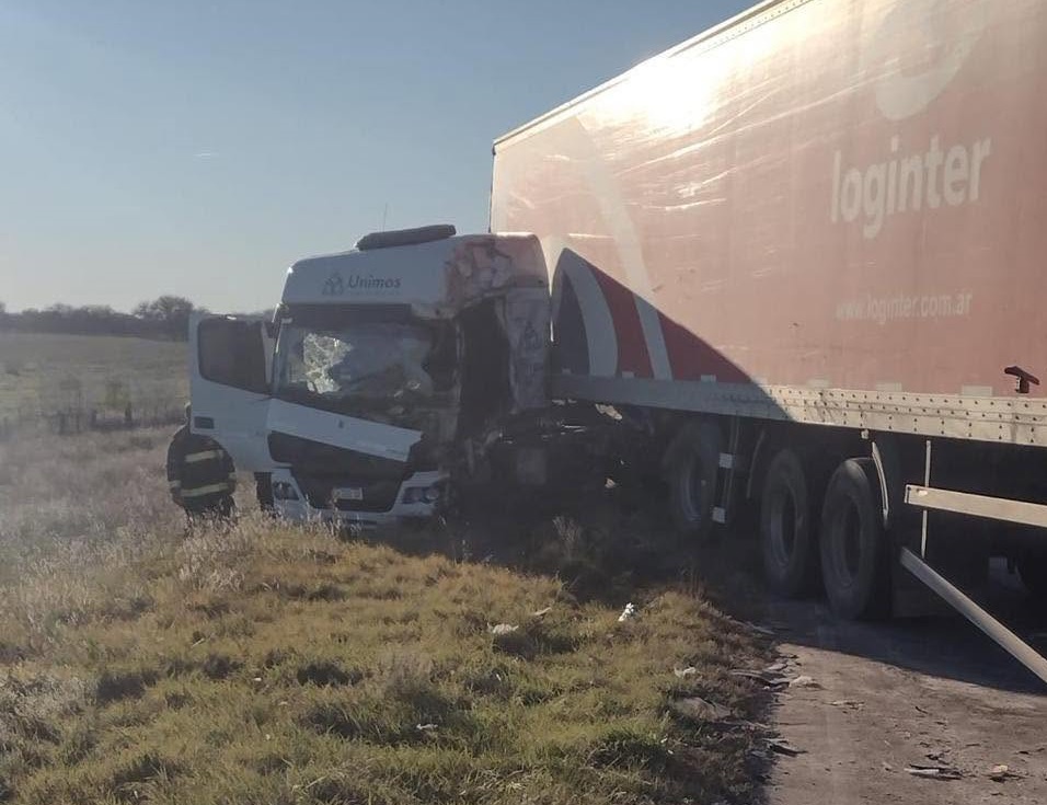 Fuerte choque entre camiones cerca de Algarrobo