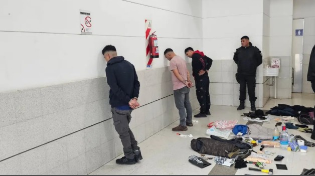 Detuvieron a tres personas en la terminal que podrían ser los boqueteros que robaron en la distribuidora