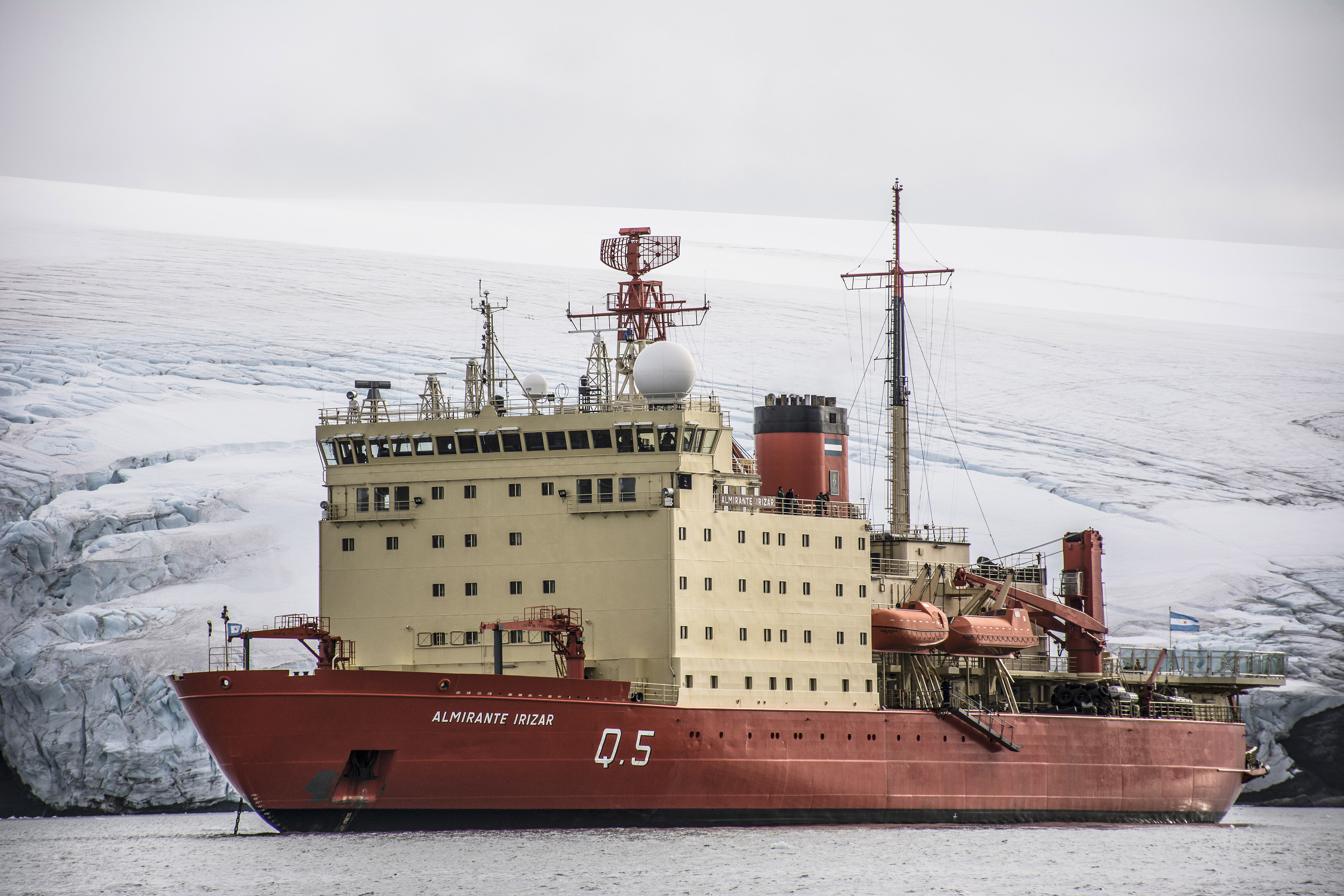 El ARA Almirante Irízar abre sus puertas en el Puerto de Bahía Blanca