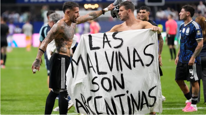 La FIFA evalúa los informes tras la exhibición de la bandera de Malvinas en Argentina-Inglaterra
