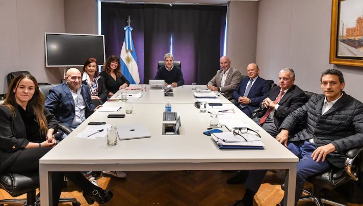Caputo se vuelve a reunir con contadores en la previa de la nueva ley de Inocencia Fiscal