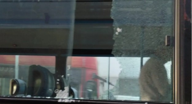 Discutió con el chofer y rompió el vidrio del colectivo con un palo de escoba