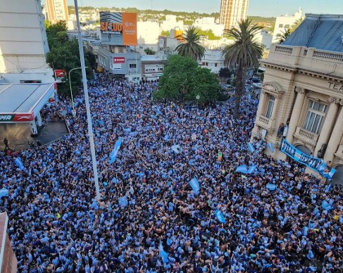 Operativos de limpieza luego de los festejos en la zona del Teatro Municipal