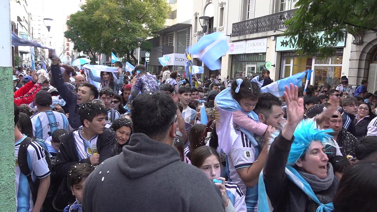 Una multitud copó el Teatro Municipal para celebrar la clasificación de Argentina a cuartos