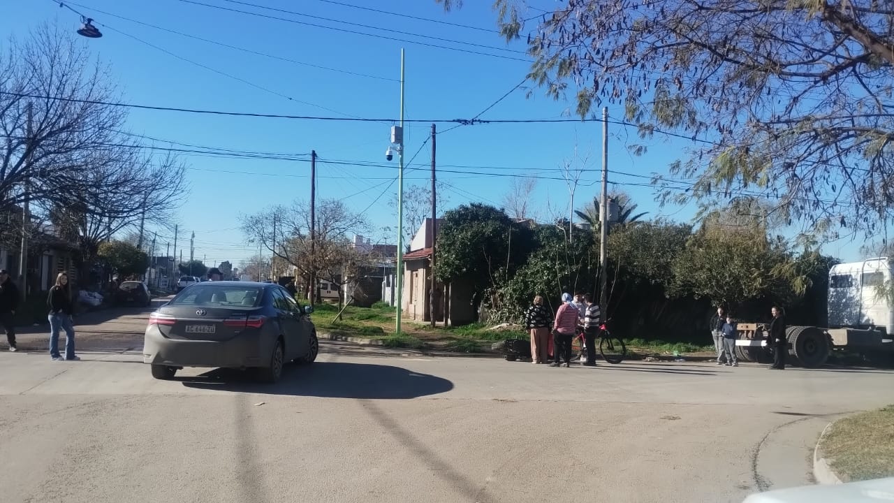 Chocó un auto con una moto y el conductor escapó antes de la llegada de la policía