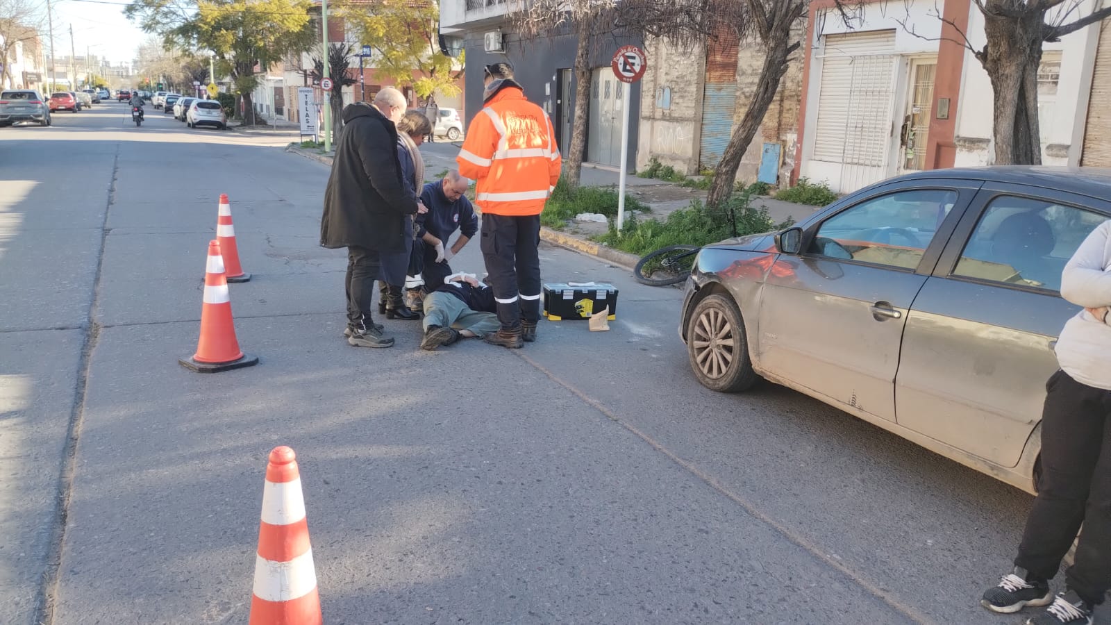 Un hombre resultó herido al chocar con la puerta de un automóvil