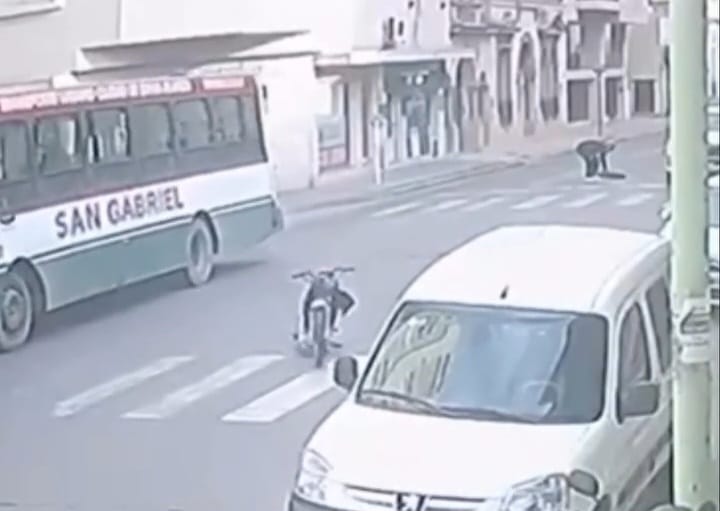 Video: se le escapó la moto y casi hace un desastre