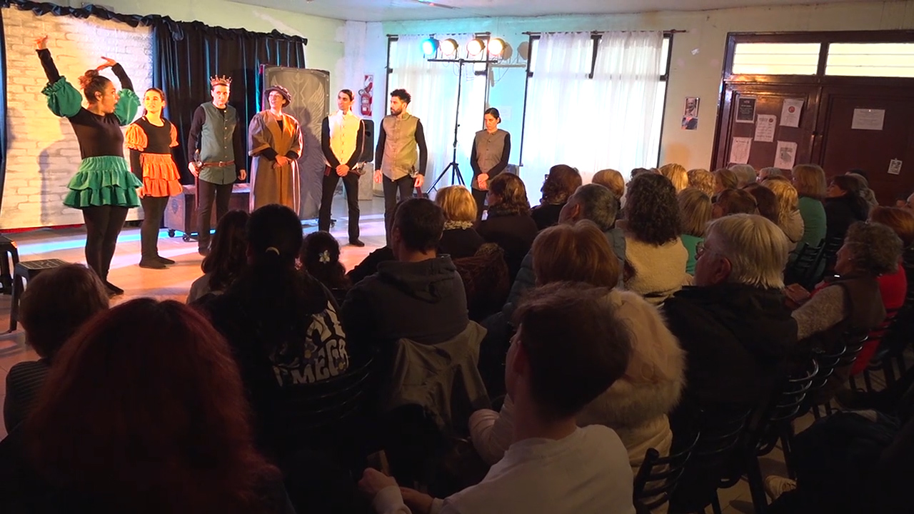 El teatro llegó a Km 5 con una nueva función de la Comedia Municipal