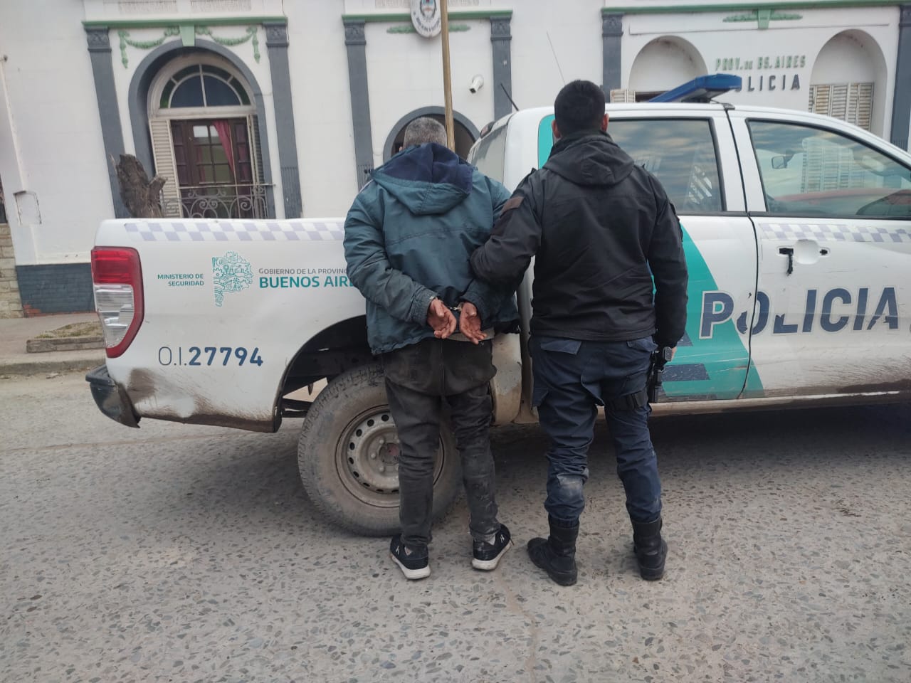 Un hombre fue detenido por agredir a su pareja, amenazarla de muerte y retenerla en la vivienda