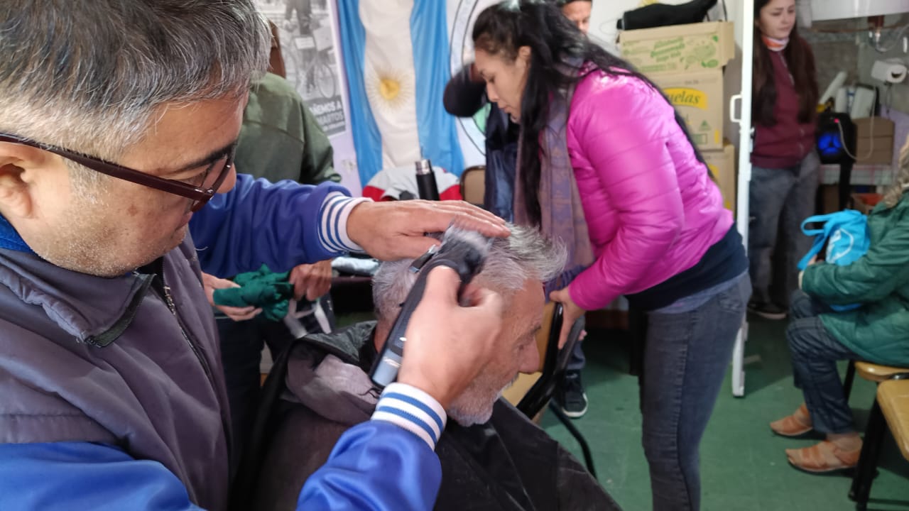 Nueva acción solidaria de Las Canas no se Manchan, ahora con cortes de pelo gratuitos