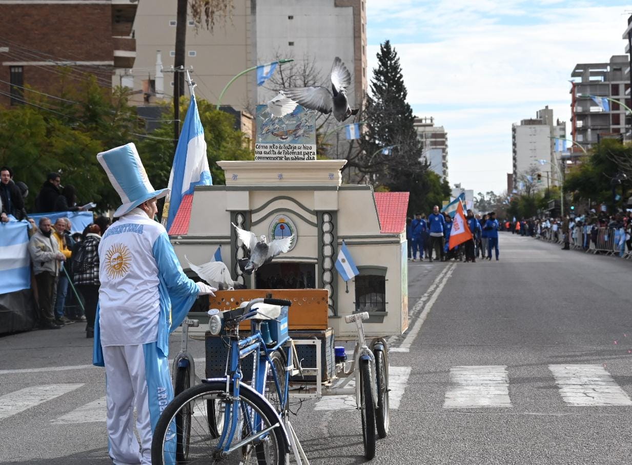 Bahía se viste de celeste y blanco para celebrar el Día de la Independencia.