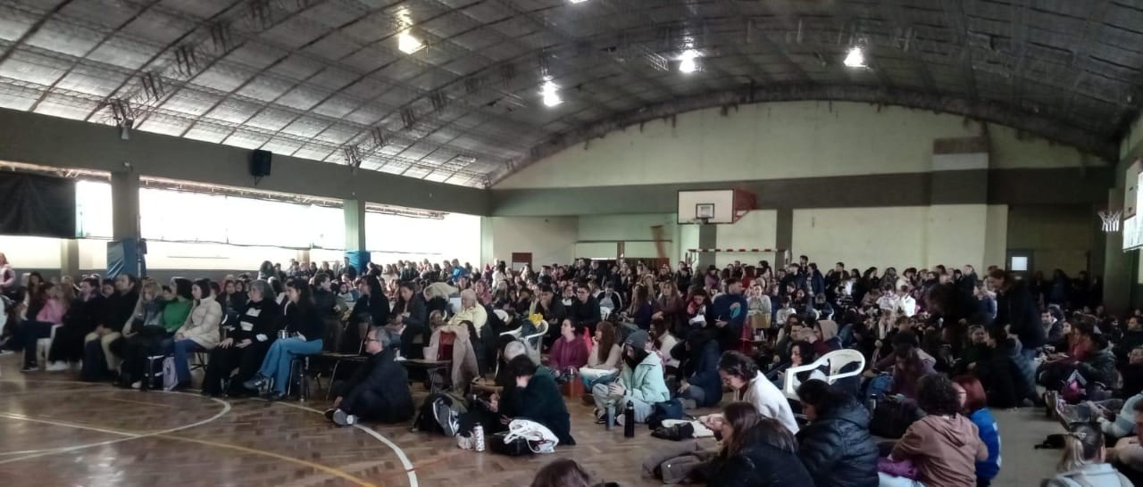 Asamblea multitudinaria de SUTEBA en la Técnica N°2
