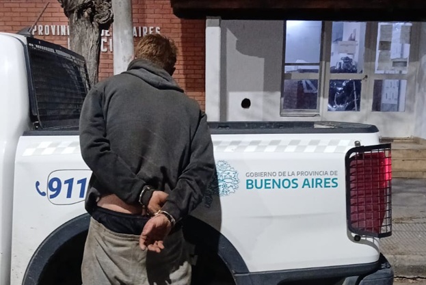 Un hombre fue aprehendido por robar la batería de un auto
