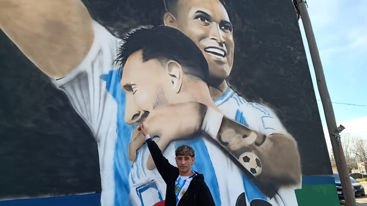 Un artista bahiense pintó un mural en honor a Lautaro y Messi en una esquina de la ciudad