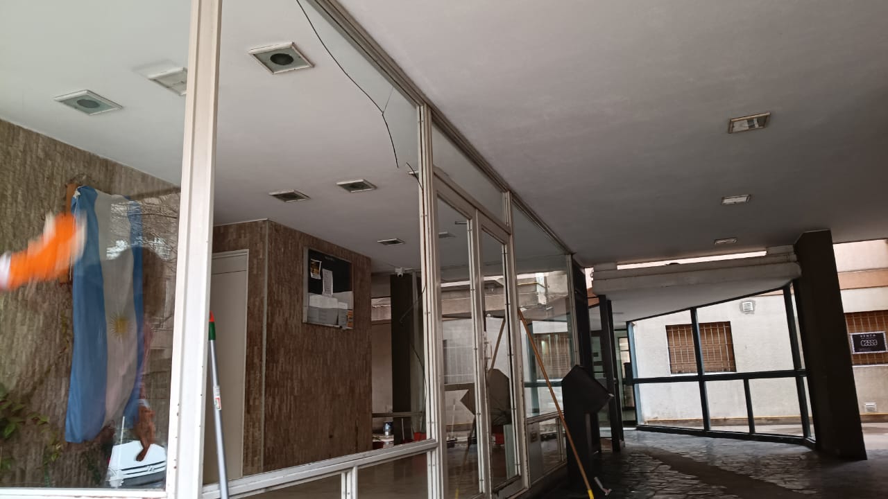 Rompió el vidrio de un edificio céntrico luego de la movilización por el partido de Argentina