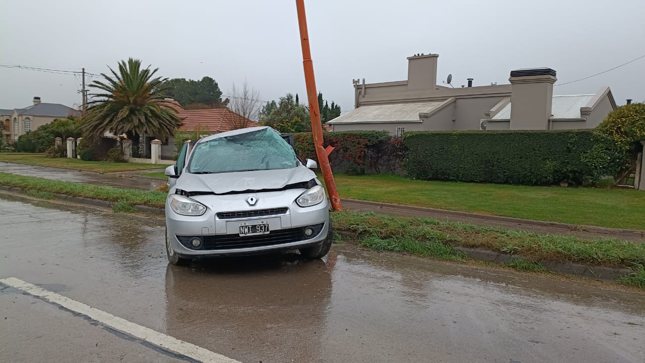 Perdió el control de su auto y terminó impactando contra un poste de luz