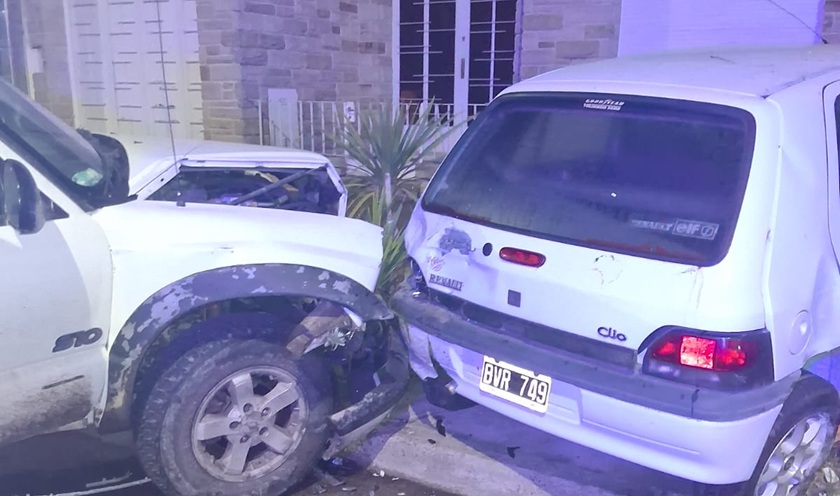 Tres menores chocaron contra un auto estacionado cuando escapaban de la policía