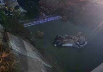 Un auto cayó al canal Maldonado y hubo heridos