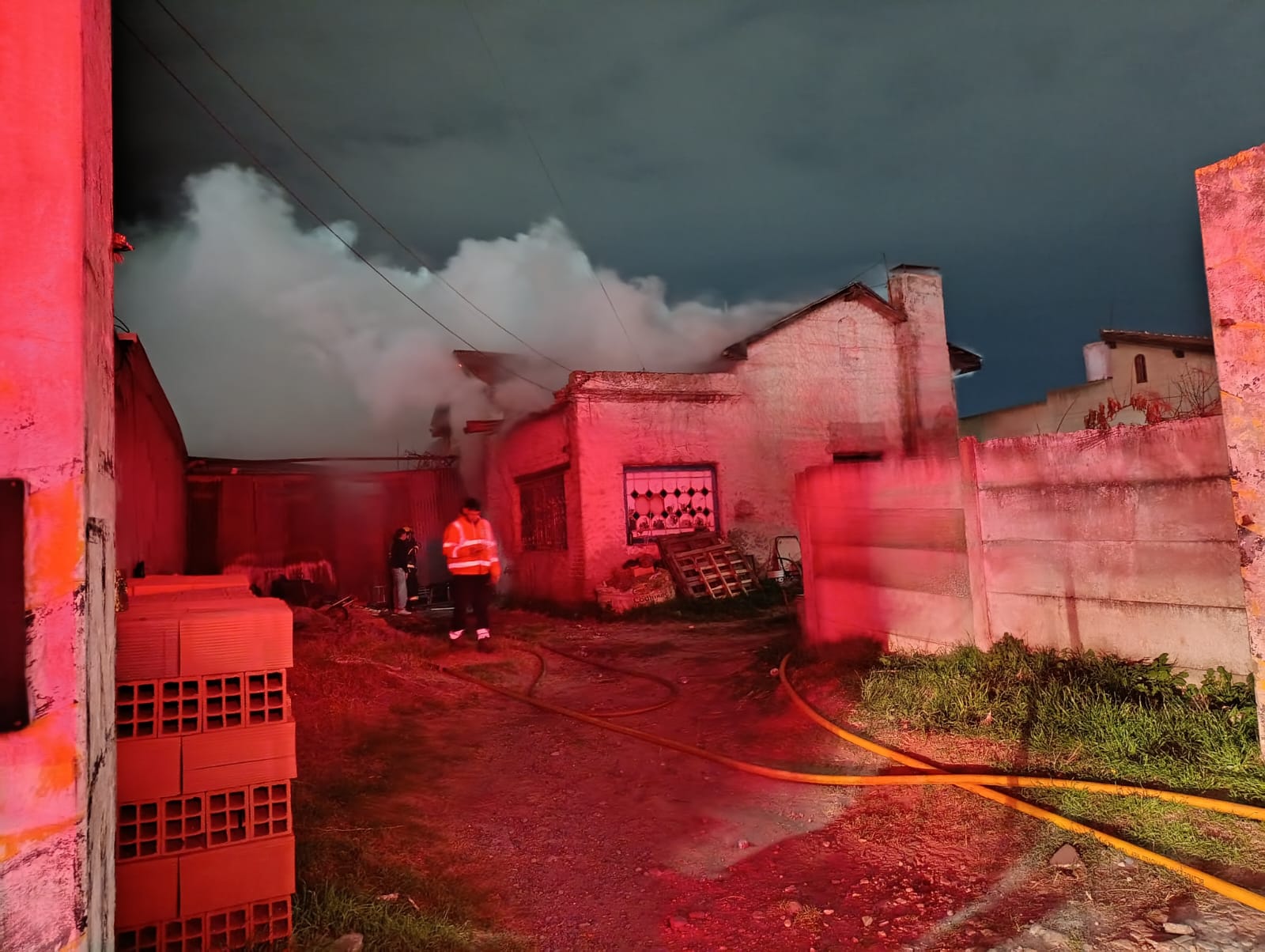 El fuego destruyó por completo una casa en Villa Rosas