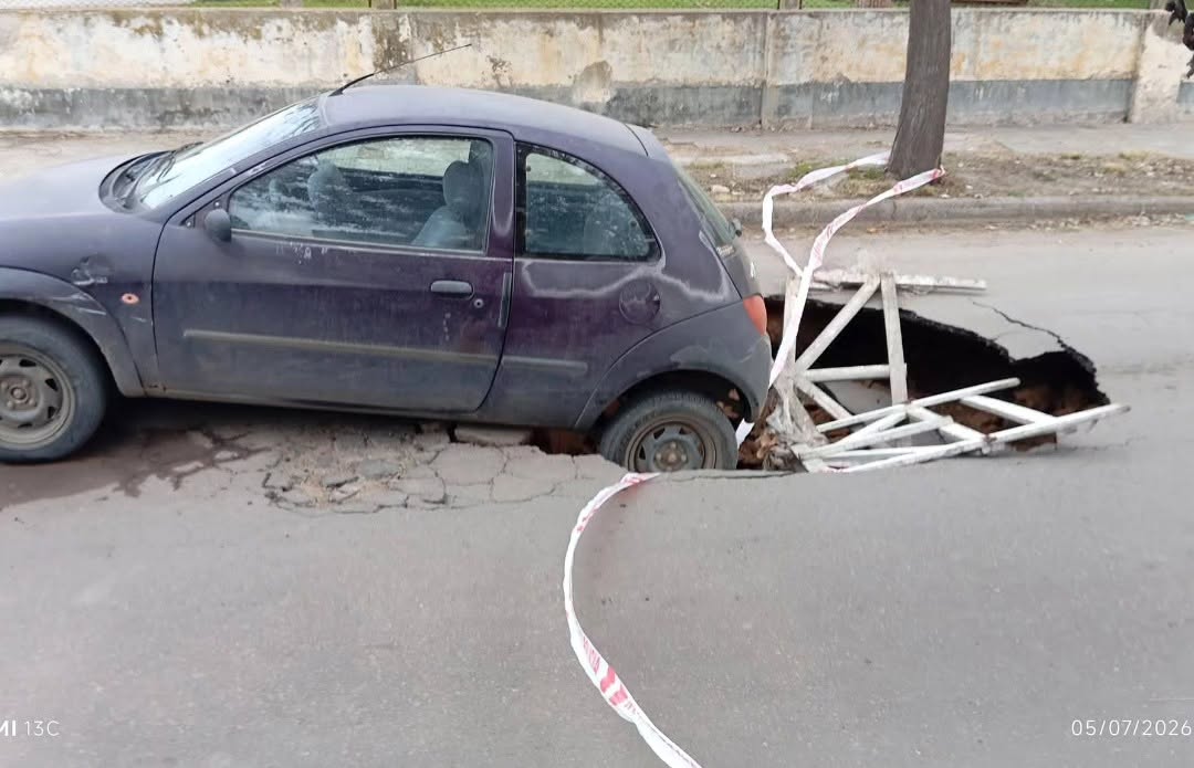 Un auto se hundió en la calle en Punta Alta