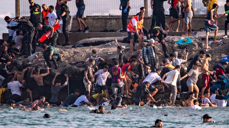 Crisis migratoria en Ceuta: mientras aumentaron a 57 los muertos, Italia cerró parcialmente sus fronteras